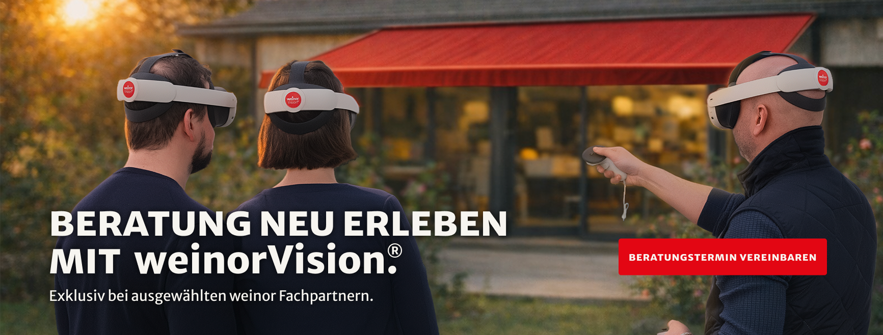 Drei Personen mit VR-Brillen vor einem Gebäude mit rotem Markisentuch.