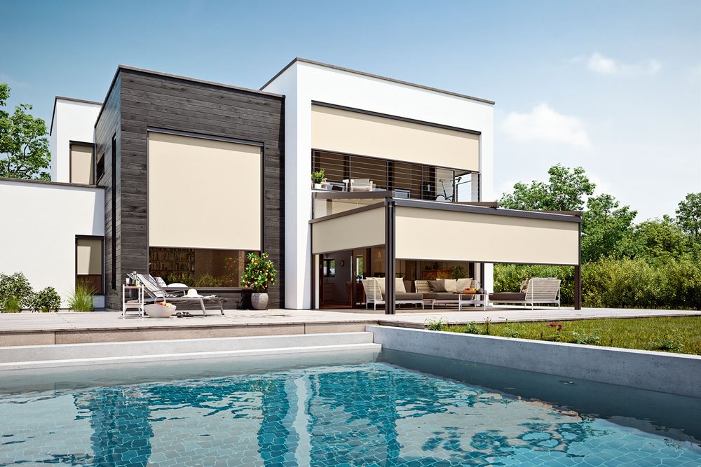 Moderne Architektur mit Fensterfronten, Markisen und einem Pool im Vordergrund. Dominante Farben: Blau und Beige.