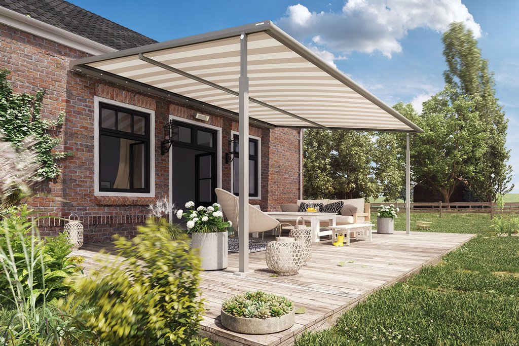 Terrassensituation mit Überdachung und Markisentuch, eingerahmt von Pflanzen und Rasenflächen. Terrassensituation mit Überdachung und Markisentuch, eingerahmt von Pflanzen und Rasenflächen.