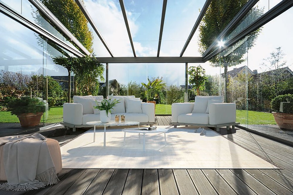 Helle, moderne Terrassensituation mit Glas-Schiebewänden und schlichter, eleganter Einrichtung. Helle, moderne Terrassensituation mit Glas-Schiebewänden und schlichter, eleganter Einrichtung.