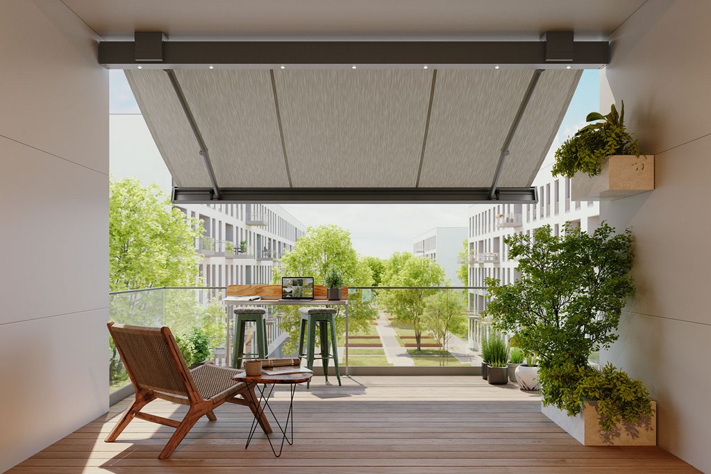 Ausblick auf eine Terrasse mit einer Markise, Stuhl und Pflanzen im Urbanen Raum. Ausblick auf eine Terrasse mit einer Markise, Stuhl und Pflanzen im Urbanen Raum.