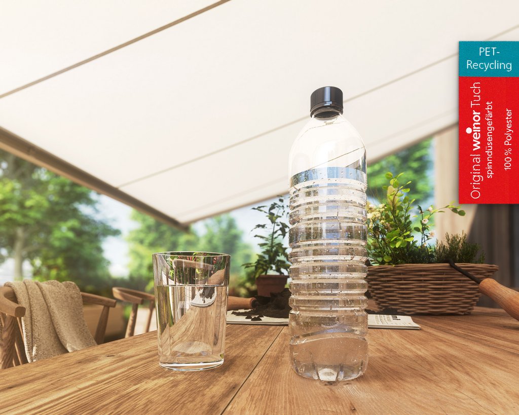 Auf einem Tisch steht eine Wasserflasche neben einem Glas, umgeben von Pflanzen und einer Markise. Auf einem Tisch steht eine Wasserflasche neben einem Glas, umgeben von Pflanzen und einer Markise.