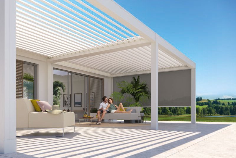 Moderne Überdachung mit horizontalen Lamellen und Terrassensituation im Freien.