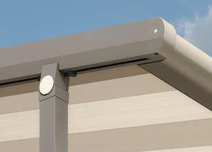 Detailansicht einer Markise mit schmalen, gestreiften Markisentüchern und einem grauen Markisenkasten. 