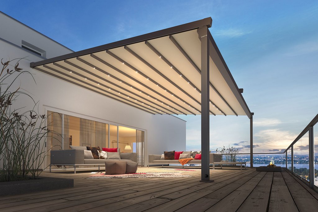 Moderne Überdachung mit horizontalen Lamellen, an einer Terrasse mit Holzboden und einer hellen Wand. Moderne Überdachung mit horizontalen Lamellen, an einer Terrasse mit Holzboden und einer hellen Wand.