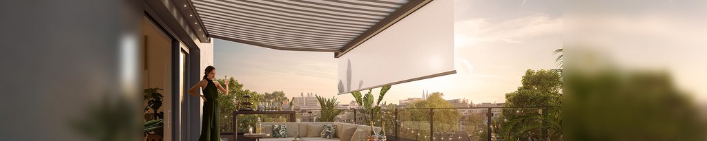 Überdachung auf einem Balkon mit Markisentuch, mit Blick auf eine grüne Umgebung und Abendhimmel. Überdachung auf einem Balkon mit Markisentuch, mit Blick auf eine grüne Umgebung und Abendhimmel.
