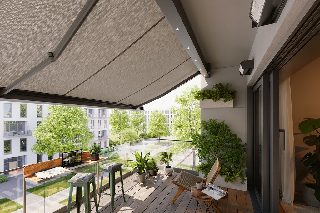 Terrassensituation mit Markise, Holzterrasse und Pflanzen im Hintergrund. Helles, einladendes Ambiente.
