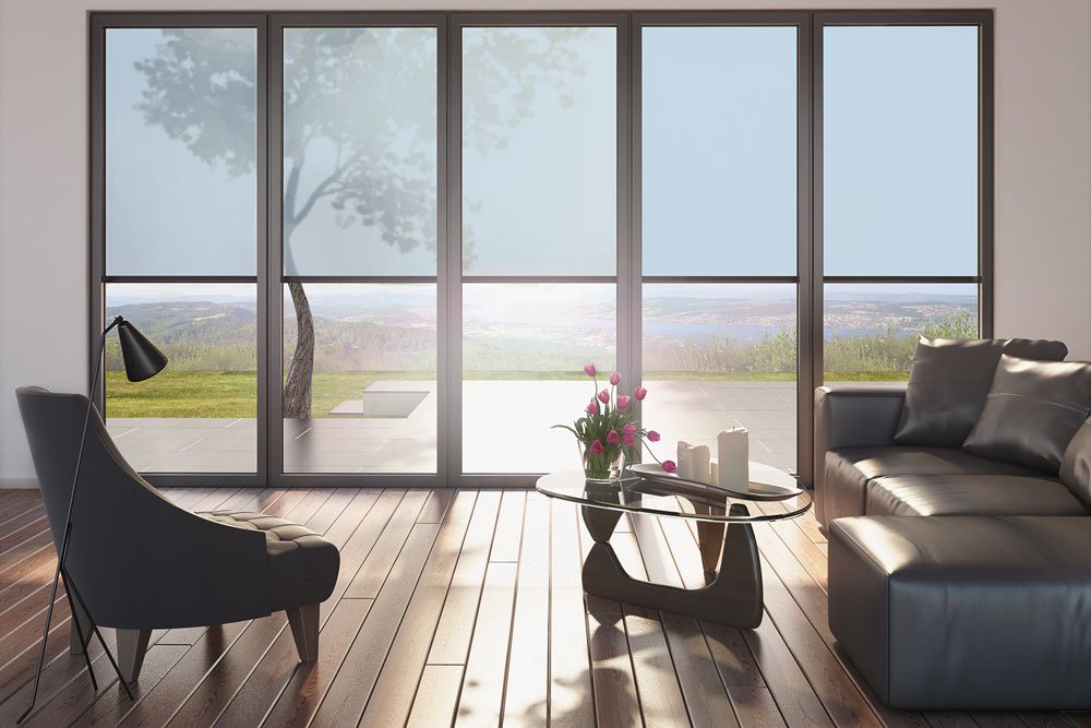 Moderner Wohnraum mit Fenstern, Blick auf die Landschaft, Holzfußboden und stilvollen Möbeln. Moderner Wohnraum mit Fenstern, Blick auf die Landschaft, Holzfußboden und stilvollen Möbeln.