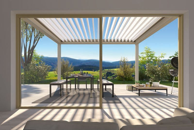 Moderne Überdachung mit Lamellen, Blick auf eine Terrassensituation in grüner Landschaft.
