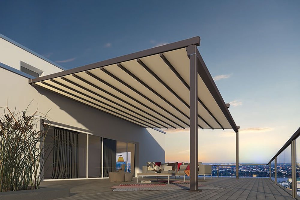 Moderne Überdachung mit Markisentuch auf einer Terrasse bei Abendstimmung. Moderne Überdachung mit Markisentuch auf einer Terrasse bei Abendstimmung.