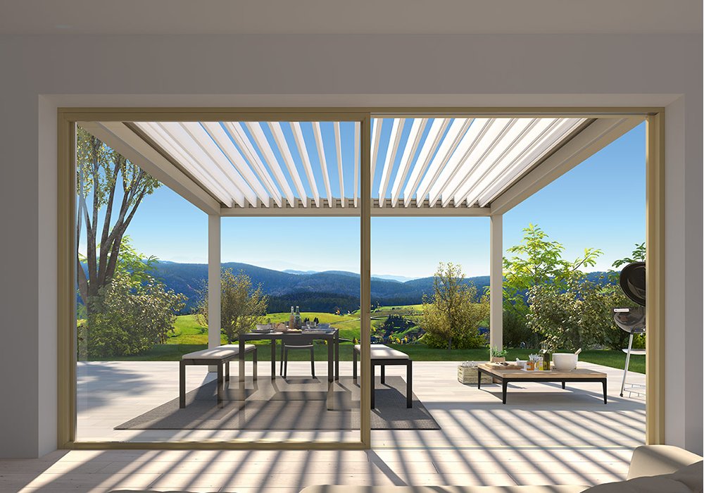 Terrassensituation mit Holzüberdachung und Blick auf eine Landschaft, blauer Himmel und grüne Bäume im Hintergrund.