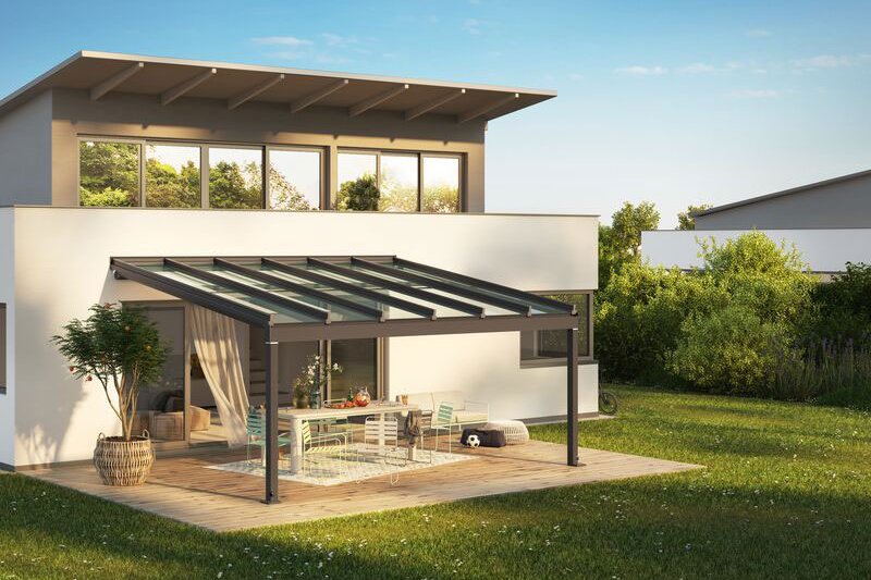 Moderne Überdachung mit Glas-Schiebewänden und Terrassensituation in grünem Garten. Moderne Überdachung mit Glas-Schiebewänden und Terrassensituation in grünem Garten.