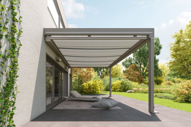 Moderne Überdachung mit Markisentuch, umgeben von einer gepflegten Terrassensituation und üppigem Grün. Moderne Überdachung mit Markisentuch, umgeben von einer gepflegten Terrassensituation und üppigem Grün.