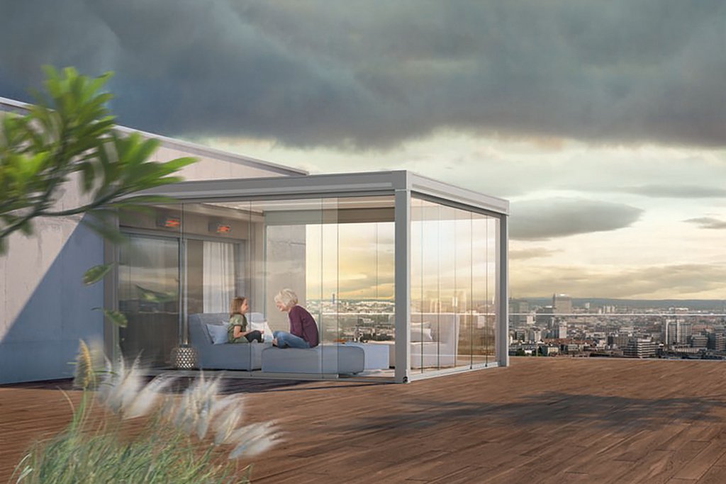 Skandinavische Terrassensituation mit Überdachung und Glas-Schiebewänden, darunter zwei Personen. Skandinavische Terrassensituation mit Überdachung und Glas-Schiebewänden, darunter zwei Personen.