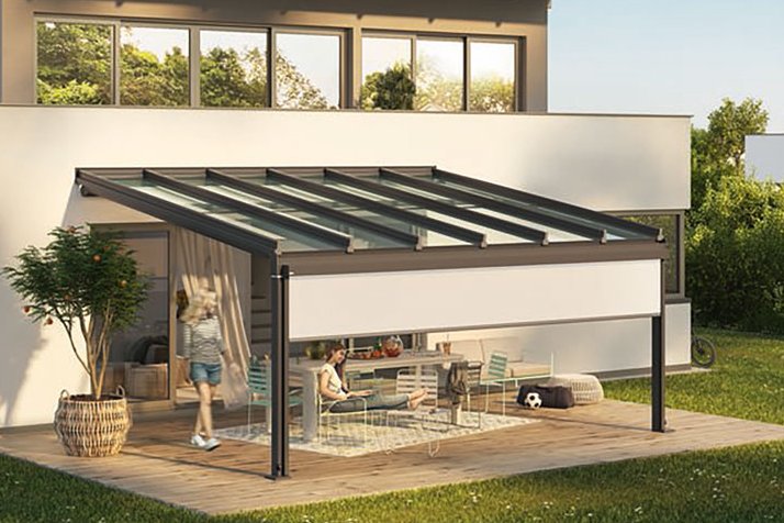 Moderne Überdachung an einem Haus mit Glas-Schiebewänden und Terrassensituation im Garten. Moderne Überdachung an einem Haus mit Glas-Schiebewänden und Terrassensituation im Garten.