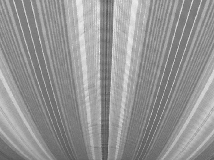 Dominierende Farbtöne in Grau mit vertikalen Streifen und einer rundlichen Form. Dominierende Farbtöne in Grau mit vertikalen Streifen und einer rundlichen Form.