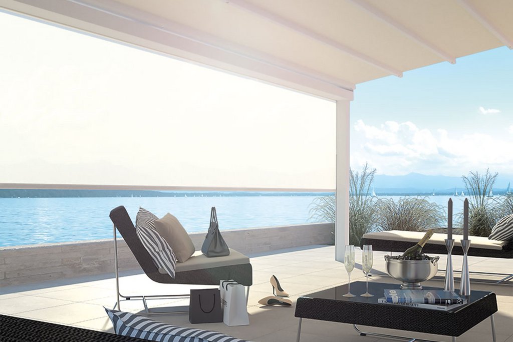 Terrassensituation mit Überdachung, Blick aufs Wasser und verschiedene Sitzmöglichkeiten in neutralen Farben. Terrassensituation mit Überdachung, Blick aufs Wasser und verschiedene Sitzmöglichkeiten in neutralen Farben.