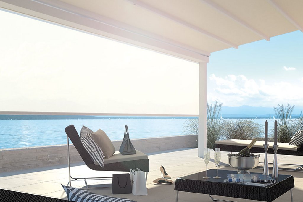 Terrassensituation mit Überdachung, Blick aufs Wasser und verschiedene Sitzmöglichkeiten in neutralen Farben. Terrassensituation mit Überdachung, Blick aufs Wasser und verschiedene Sitzmöglichkeiten in neutralen Farben.