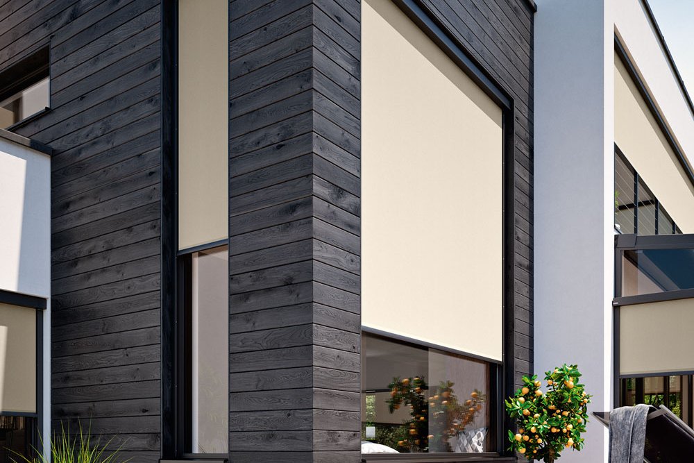 Moderne Hausfassade mit Markisen in hellen Farben und klaren Linien, umgeben von einer minimalistischen Terrassensituation. Moderne Hausfassade mit Markisen in hellen Farben und klaren Linien, umgeben von einer minimalistischen Terrassensituation.