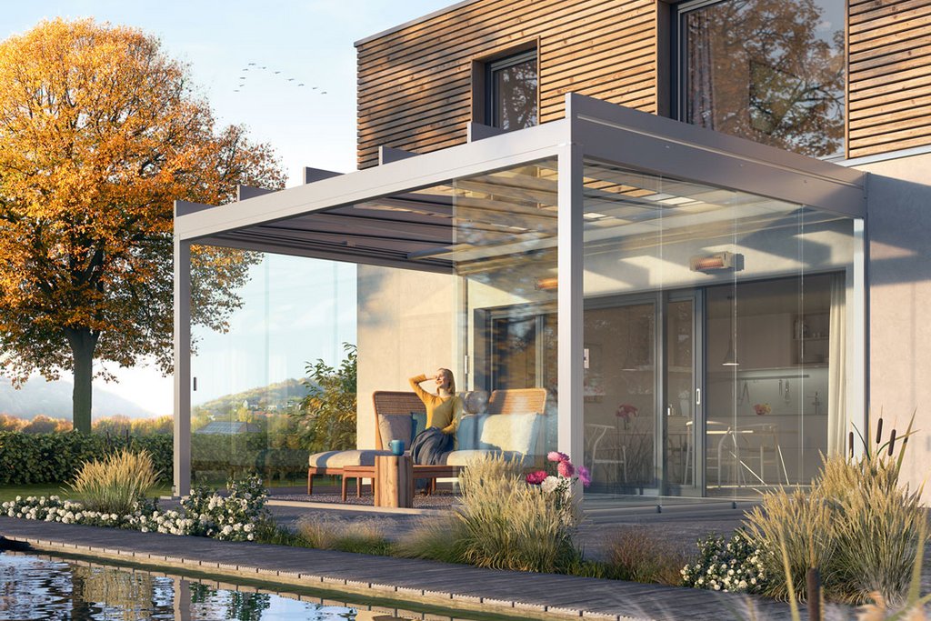 Moderne Überdachung vor einem Haus, umgeben von Pflanzen und einem stilvollen Teich.
