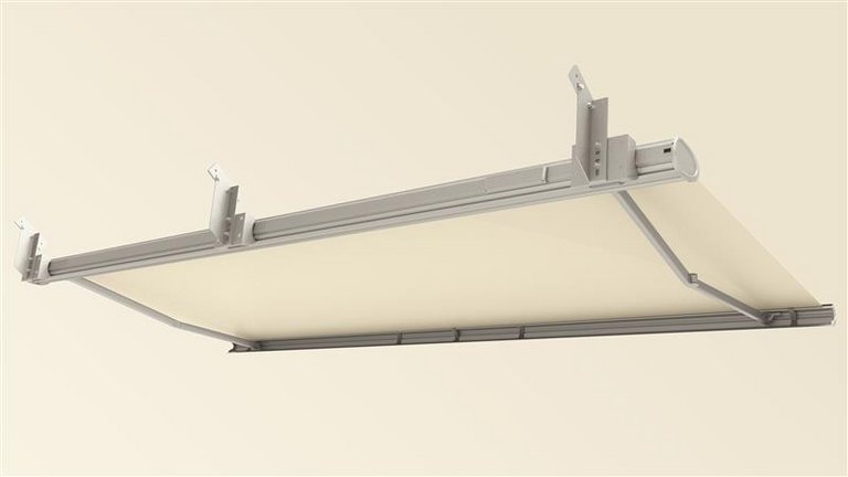 Markise mit leichtem, hellem Stoff und grauem Aluminiumgestell.