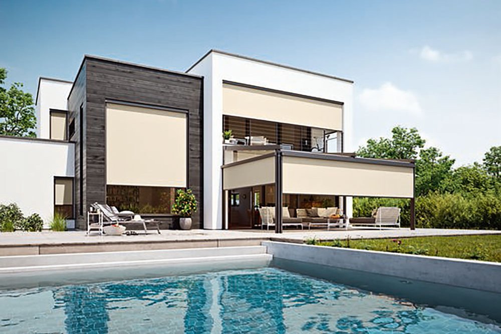 Moderne Architektur eines Hauses mit Terrassensituation und Überdachung, Blick auf den Pool und blauen Himmel. Moderne Architektur eines Hauses mit Terrassensituation und Überdachung, Blick auf den Pool und blauen Himmel.