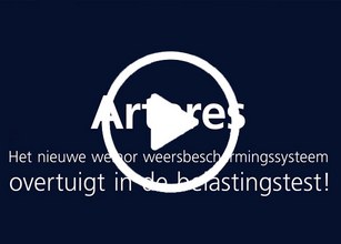 Video-Play-Button auf dunklem Hintergrund mit Text über ein neues Wetterschutzsystem. 