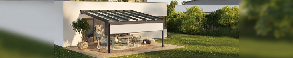 Moderne Überdachung mit transparentem Dach und Glas-Schiebewänden in einer grünen Terrassensituation. Moderne Überdachung mit transparentem Dach und Glas-Schiebewänden in einer grünen Terrassensituation.