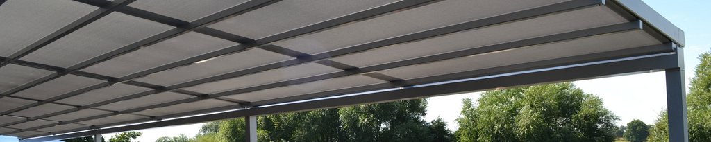 Überdachung mit rechteckigem Design und grauem Markisentuch, umgeben von grünem Ambiente.