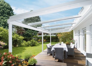 Das Glas-Terrassendach Terrazza Originale überzeugt durch klassisch runde Optik mit typischer Dachneigung. 