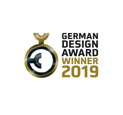 Logo mit einer goldenen Medaille, schwarzem und grauem Design, Text in Schwarz und Gold.