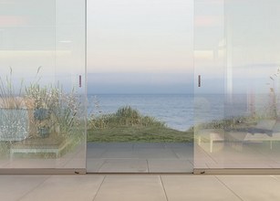 Die rahmenlose Glas-Schiebewand ermöglicht immer volle Transparenz für den freien Blick von der Terrasse. 