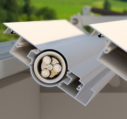 Detailansicht eines Markisenkastens mit innenliegenden Mechanismen, auf grünem Hintergrund.