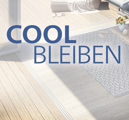 Bodenfläche mit Holzoptik und Teppichmuster, beschriftet mit "COOL BLEIBEN" in blauer Schrift.