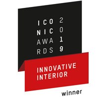 Logo mit schwarzem und rotem Rechteck, Text in weißer Schrift, Auszeichnung für innovatives Innenraumdesign.