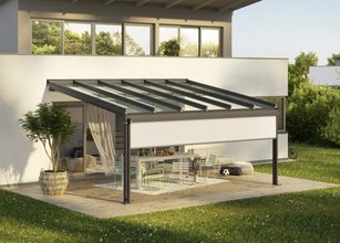 Das zeitlose Glas-Terrassendach Terrazza Sempra besticht durch das geradlinige Design kombiniert mit typischer Dachneigung. 